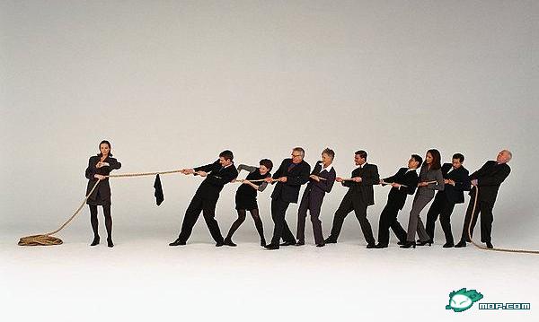 ФОТО: Женщина перетягивает канат против нескольких мужчин
				  