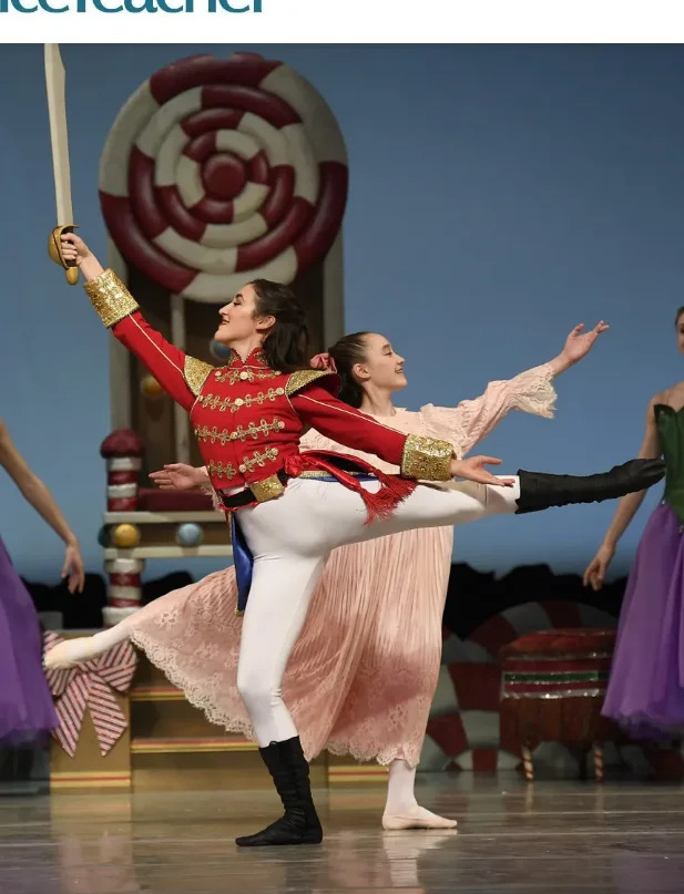 ФОТО: Балерины Дейтона в костюме щелкунчика на сцене 