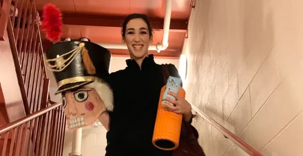 ФОТО: Балерины Дейтона с костюмом щелкунчика в руках 