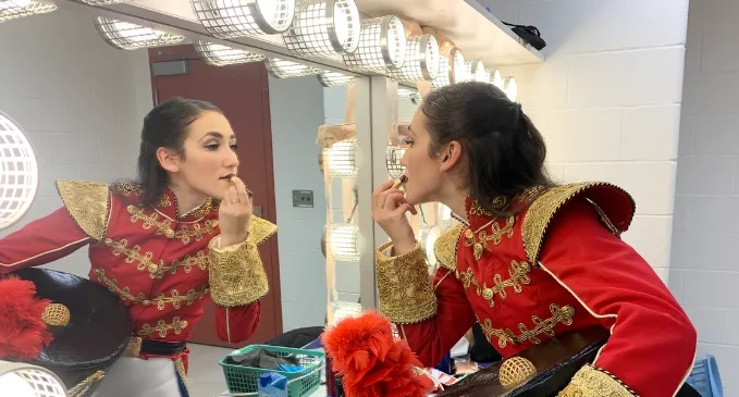 ФОТО: Балерины Дейтона в костюме щелкунчика напротив зеркала