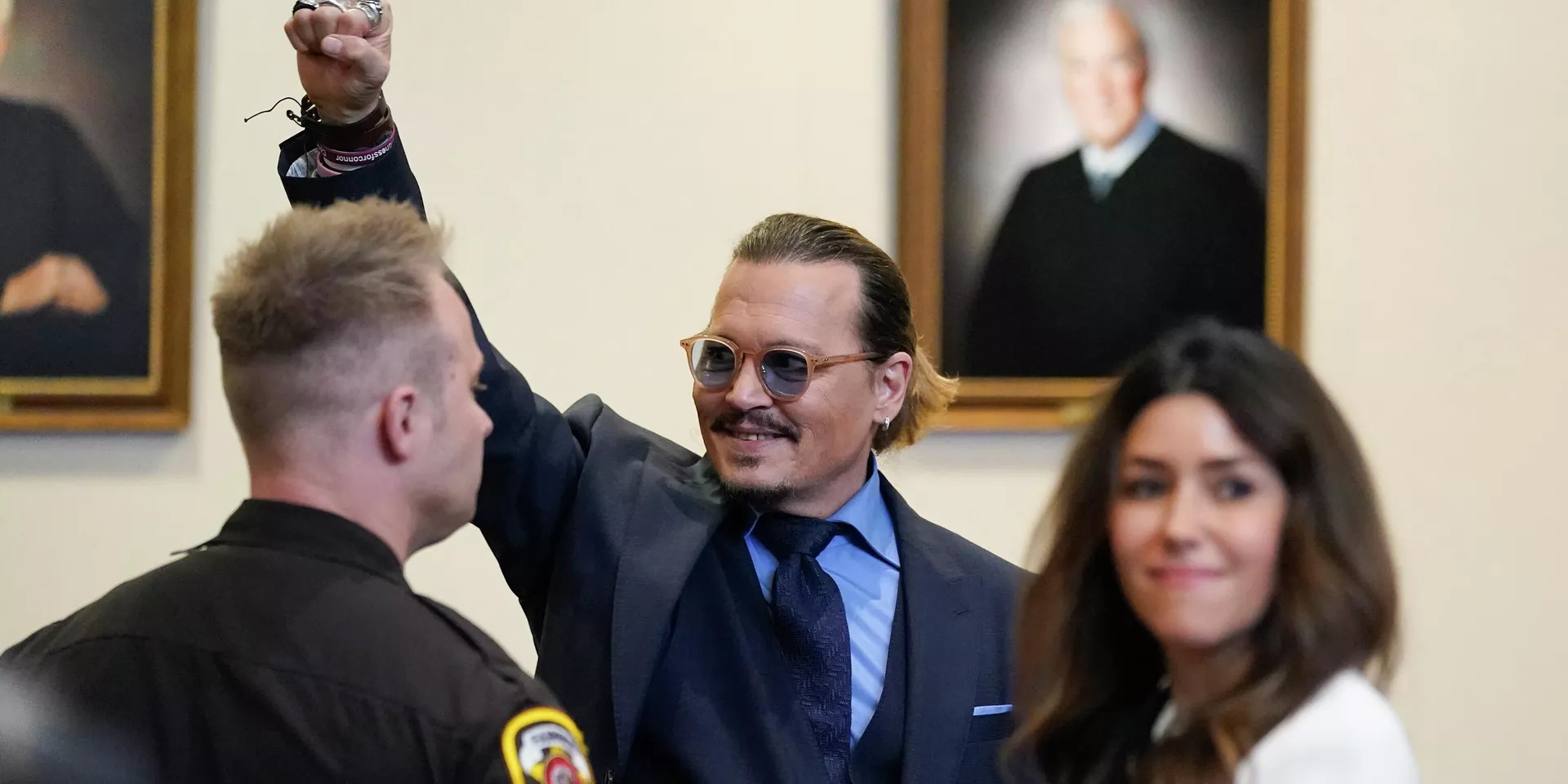 ФОТО: Джонни Депп с поднятым вверх кулаком