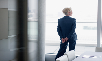 ФОТО: стоящая спиной, Женщины у окна